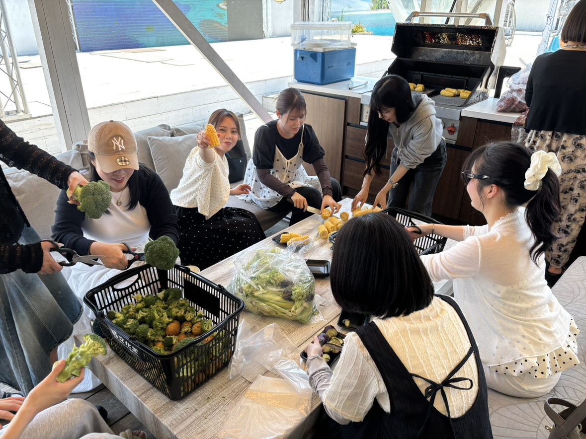 社内交流イベントで料理を楽しむメンバー