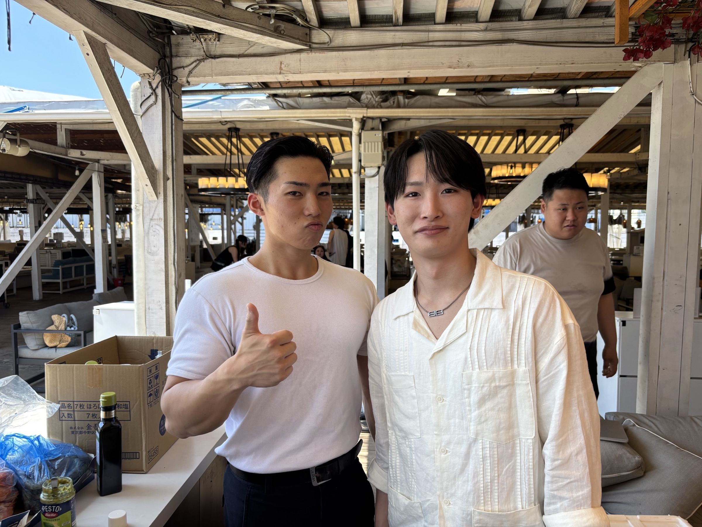 社内交流イベントで料理を楽しむレガシアのメンバー
