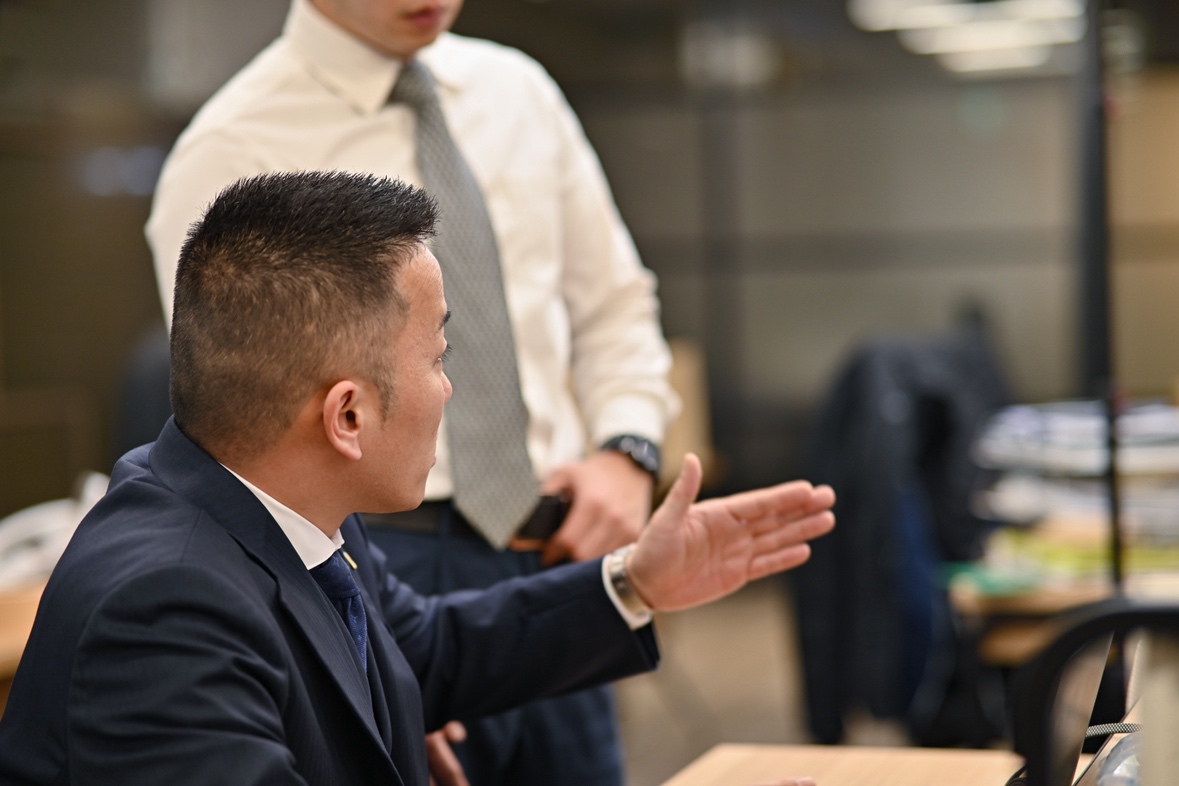 顧客対応について相談する法人営業メンバー